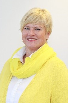 eine Frau in einer gelben Jacke